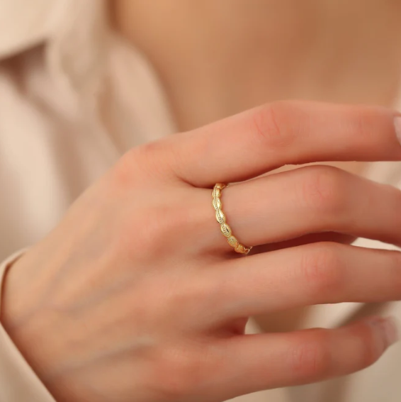 Glamour für die Finger: Der Gatsby-Ring verleiht deinem Look den perfekten Hauch von Vintage-Chic!