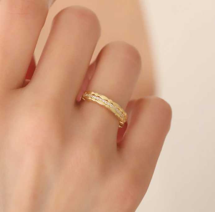 Verzaubernde Leuchtkraft: Der Glimmernde Gossamer-Ring, der Faszination an deinem Finger entfacht!